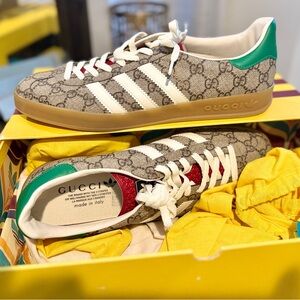 Gucci Beige Monogram Sneakers with Green and Red . Authentic Gucci Sneakers